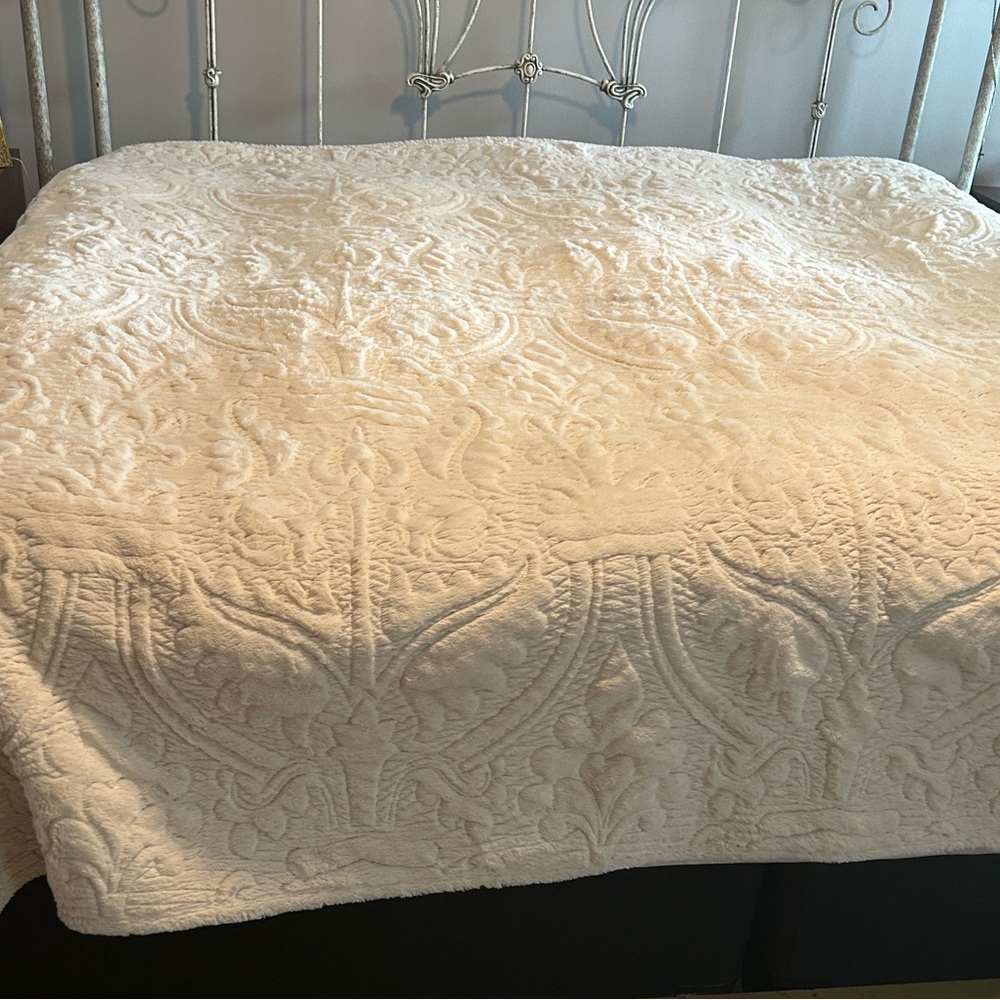 Dennis Basso Home Sculpted Faux Fur Quilted King Bed Spread / Comforter Ivory
